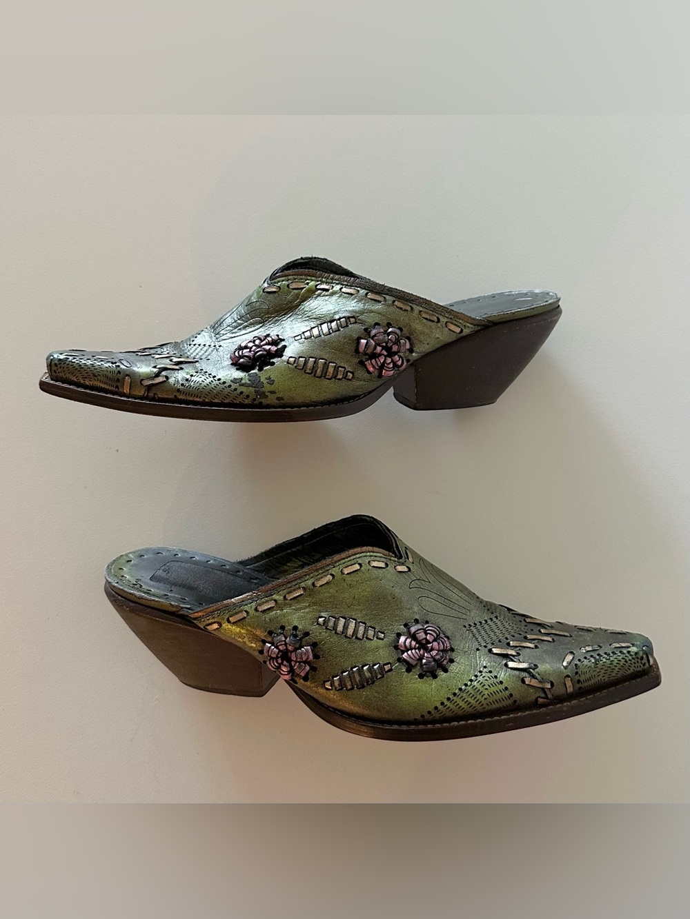 Vintage Y2K BCBGirls Metallic Green Leather Boho Western Mules Cowboy 7
l. - Picture 2 of 7